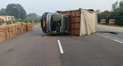 Kanpur Pickup overturned uncontrollably on the highway chicks were scattered on the road more than 100 killed
