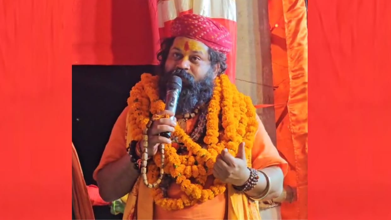 Mahant Rajudas said, those who comment on Sanatan should be punished with shoes.