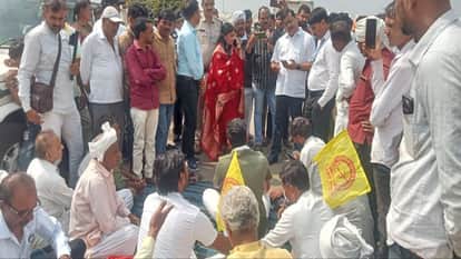 Khargone News: Farmers Protest at Mandi Over Delay in Cotton Procurement, Slam CCI’s Lackadaisical Approach