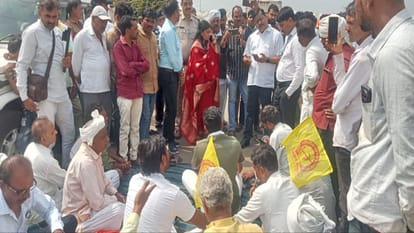 धरने पर बैठे किसान