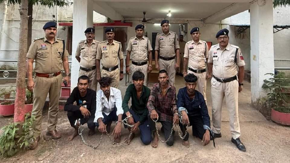 पुलिस की गिरफ्त में आरोपी
