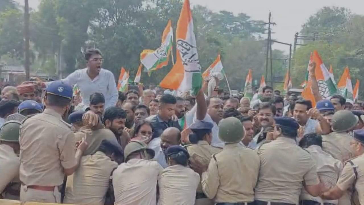 प्रदर्शन करते कांग्रेसी कार्यकर्ता