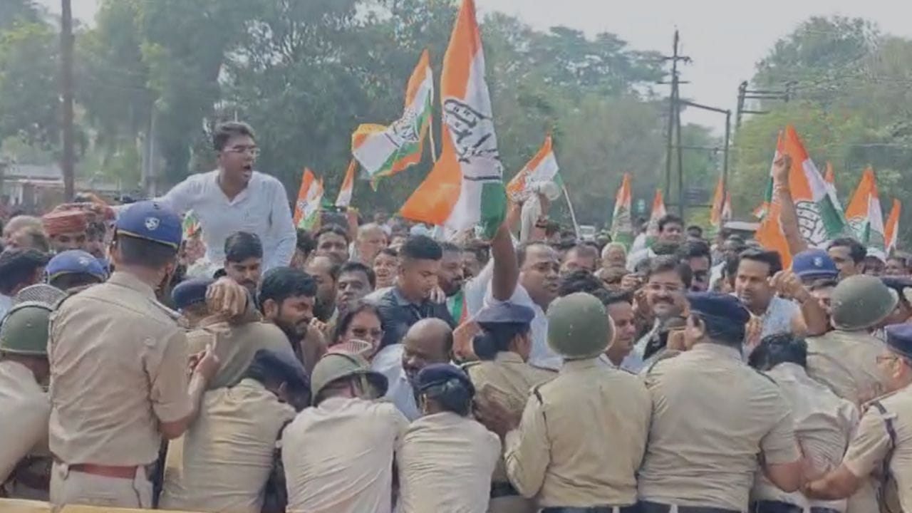 प्रदर्शन करते कांग्रेसी कार्यकर्ता
