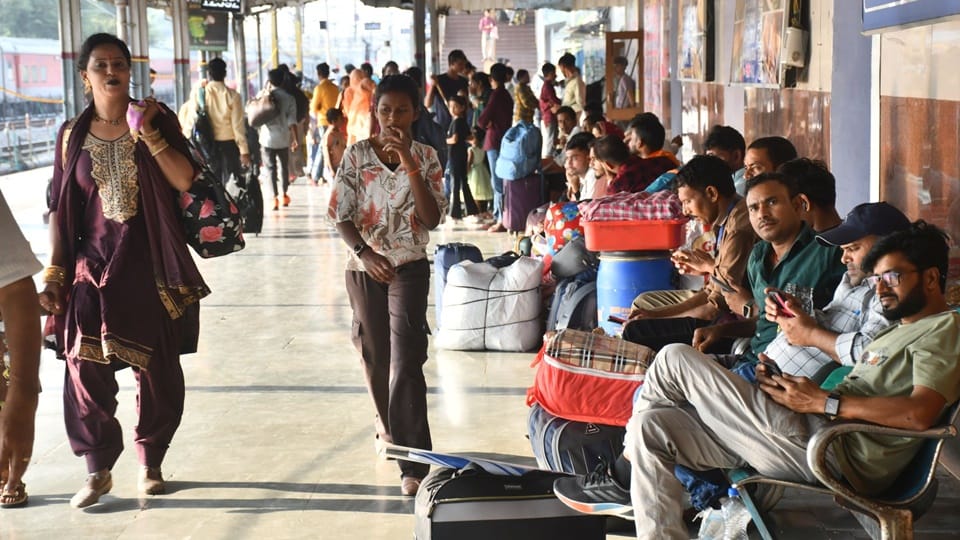 UP: Crowds overwhelm claims of special trains for Chhath; people travel in toilets... Pictures
