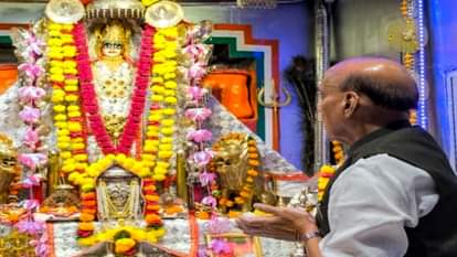 रक्षामंत्री ने तनोट माता मंदिर में की पूजा-अर्चना