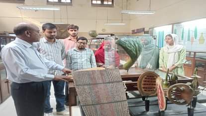 संग्रहालय में विद्यार्थियों को पौधों के इतिहास व संरचना की जानकारी देते विभागाध्यक्ष प्रो. अबरार