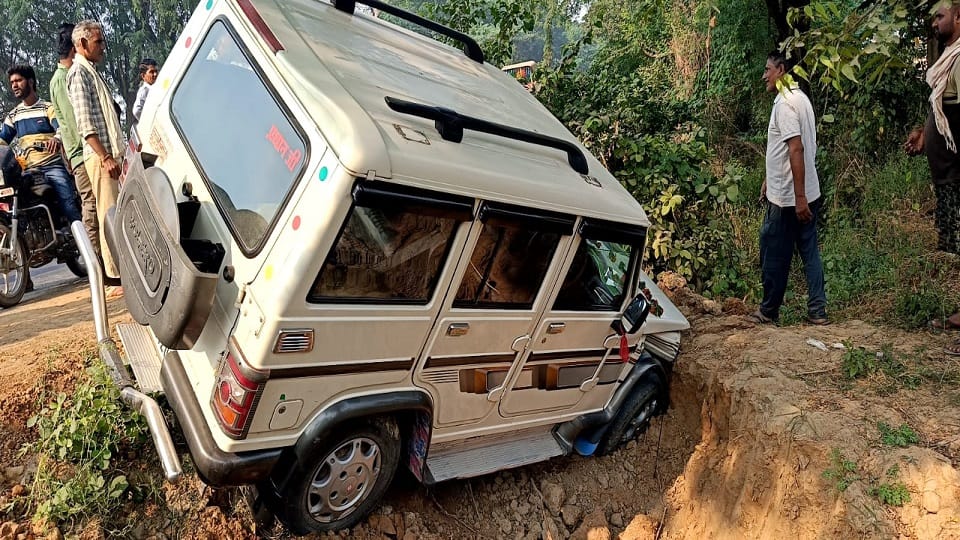 Car falls into ditch, couple injured