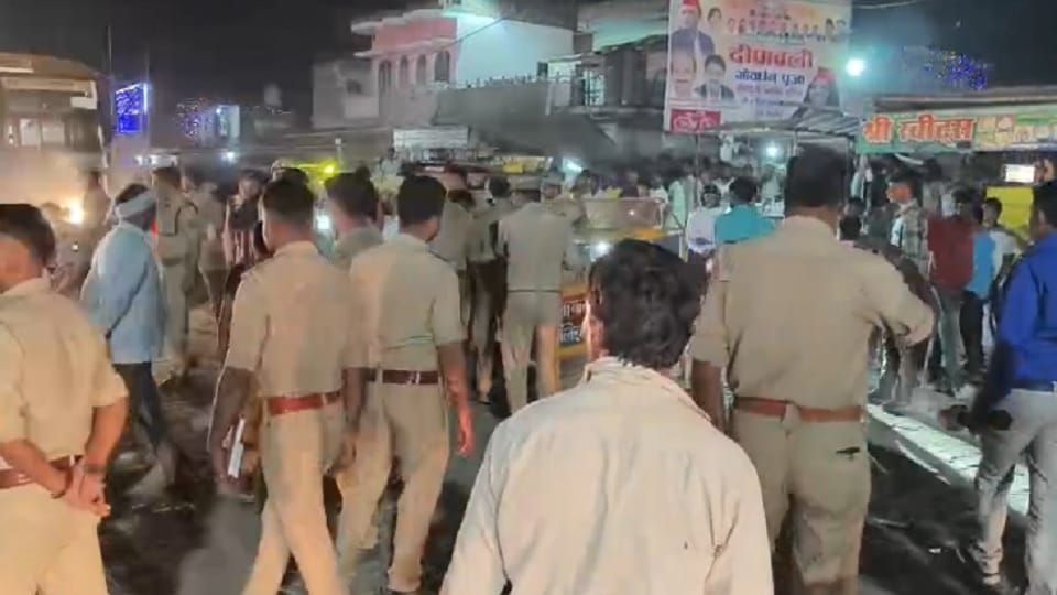family members blocked the Shahjahanpur highway by placing the dead body