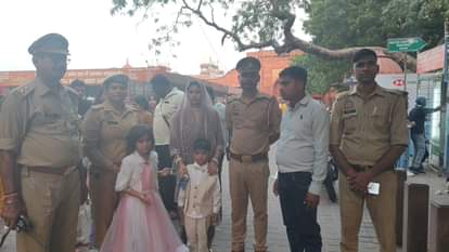 ताजमहल पर परिजनों से बिछड़ गए थे बच्चे।