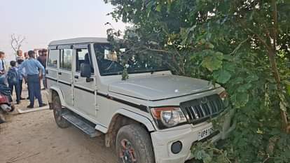 ट्रैक्टर एवं बोलेरो की भिड़ंत में क्षतिग्रस्त बोलेरो