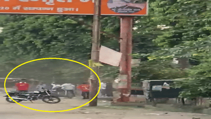 अलीगढ़ में दबंगों का तांडव: क्रिकेट खिलाड़ियों से मारपीट, विरोध करने पर वाहनों में तोड़फोड़; अलीगढ़ में दबंगों का तांडव: क्रिकेट खिलाड़ियों से मारपीट, विरोध करने पर वाहनों में तोड़फोड़;