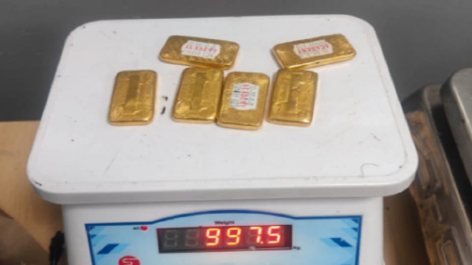 Delhi Customs officials at IGI Airport recovered gold from a women