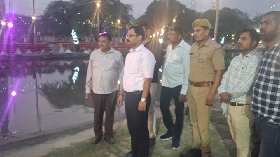 Kanpur: Municipal Corporation spends entire day sprucing up Chhath Puja ghat, Municipal Commissioner inspects