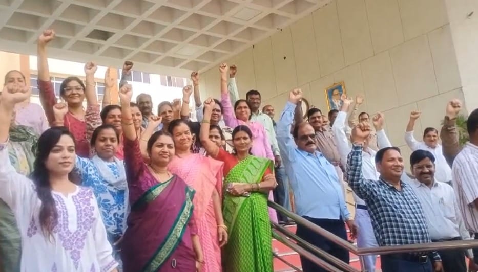 MP News: Employees protest Mandi Board's 1500 crore debt, will surround Bhopal headquarters on October 29