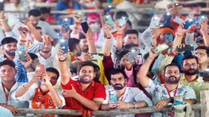 समस्तीपुर की रैली में पीएम मोदी के आह्वान पर युवाओं ने मोबाइल की लाइट जलाई। एजेंसी