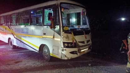 चुनाव ड्यूटी पर लगी पुलिस बस पर हमला