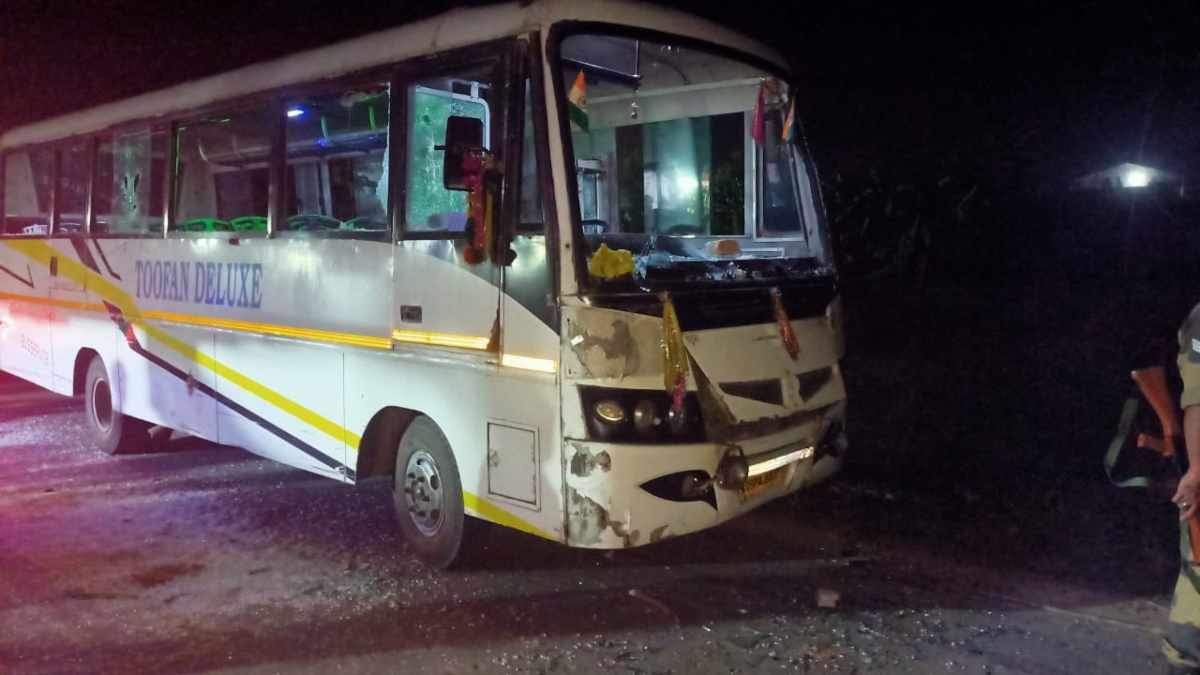 चुनाव ड्यूटी पर लगी पुलिस बस पर हमला