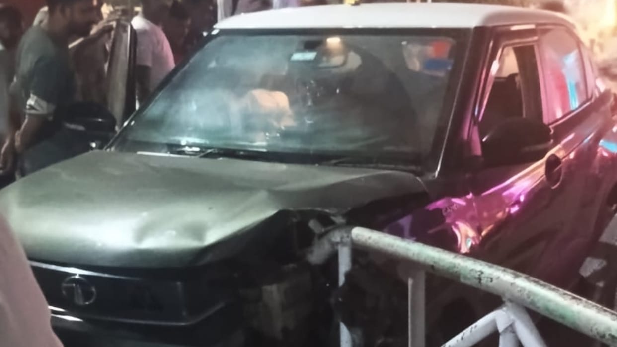 Drunk doctor crashes car at Bareilly Junction