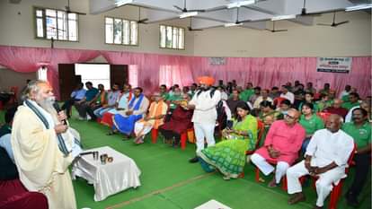 दूधाधारी मठ के महंत राम सुंदर दास कार्यक्रम को संबोधित करते हुए