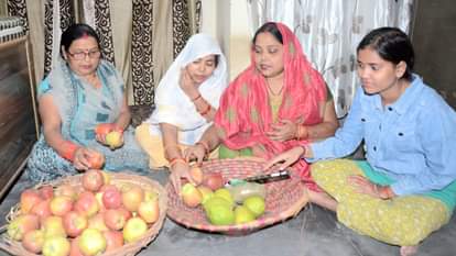 छठ पूजा की तैयारी करता परिवार