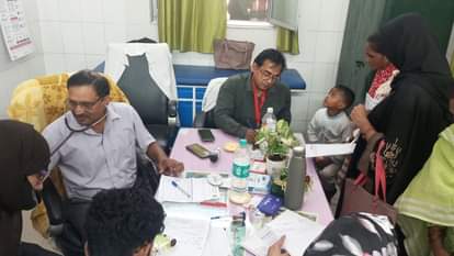 मुरादाबाद के अस्पताल में जांच करती चिकित्सक