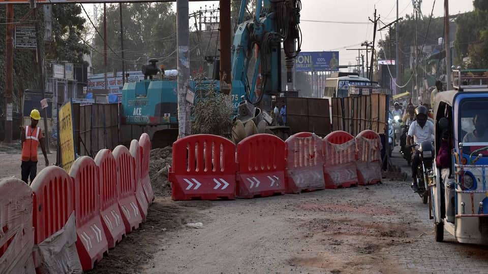 एटा चुंगी चौराहे पर चल रहा पुल निर्माण कार्य