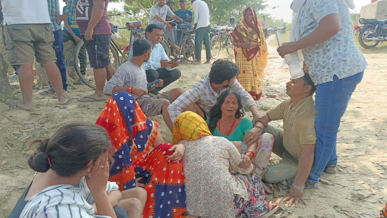 Boat capsizes in Gorakhpur's Gorra river, one dead - eight people were on board