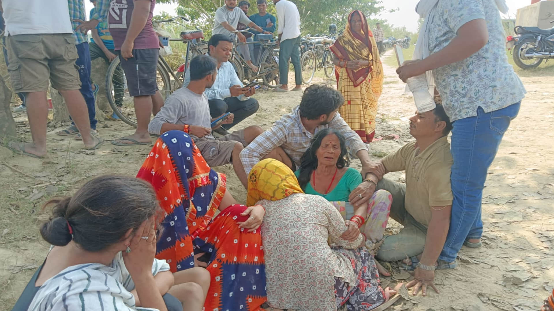 Boat full of passengers capsizes in Gorakhpur youth dies Five bikes also drowned