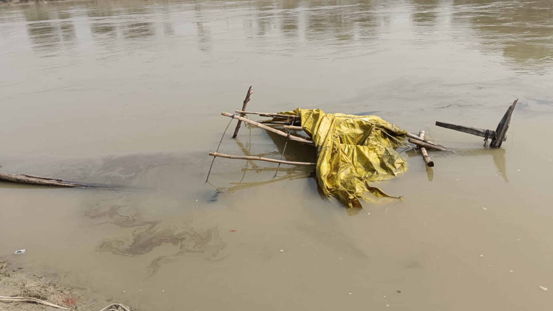 Boat full of passengers capsizes in Gorakhpur youth dies Five bikes also drowned