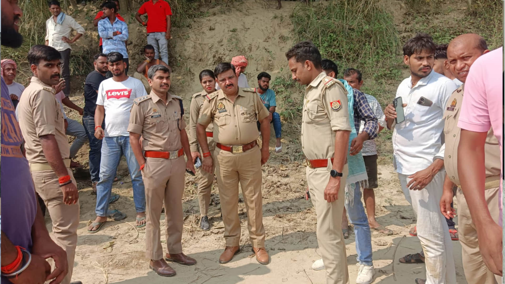 Boat full of passengers capsizes in Gorakhpur youth dies Five bikes also drowned