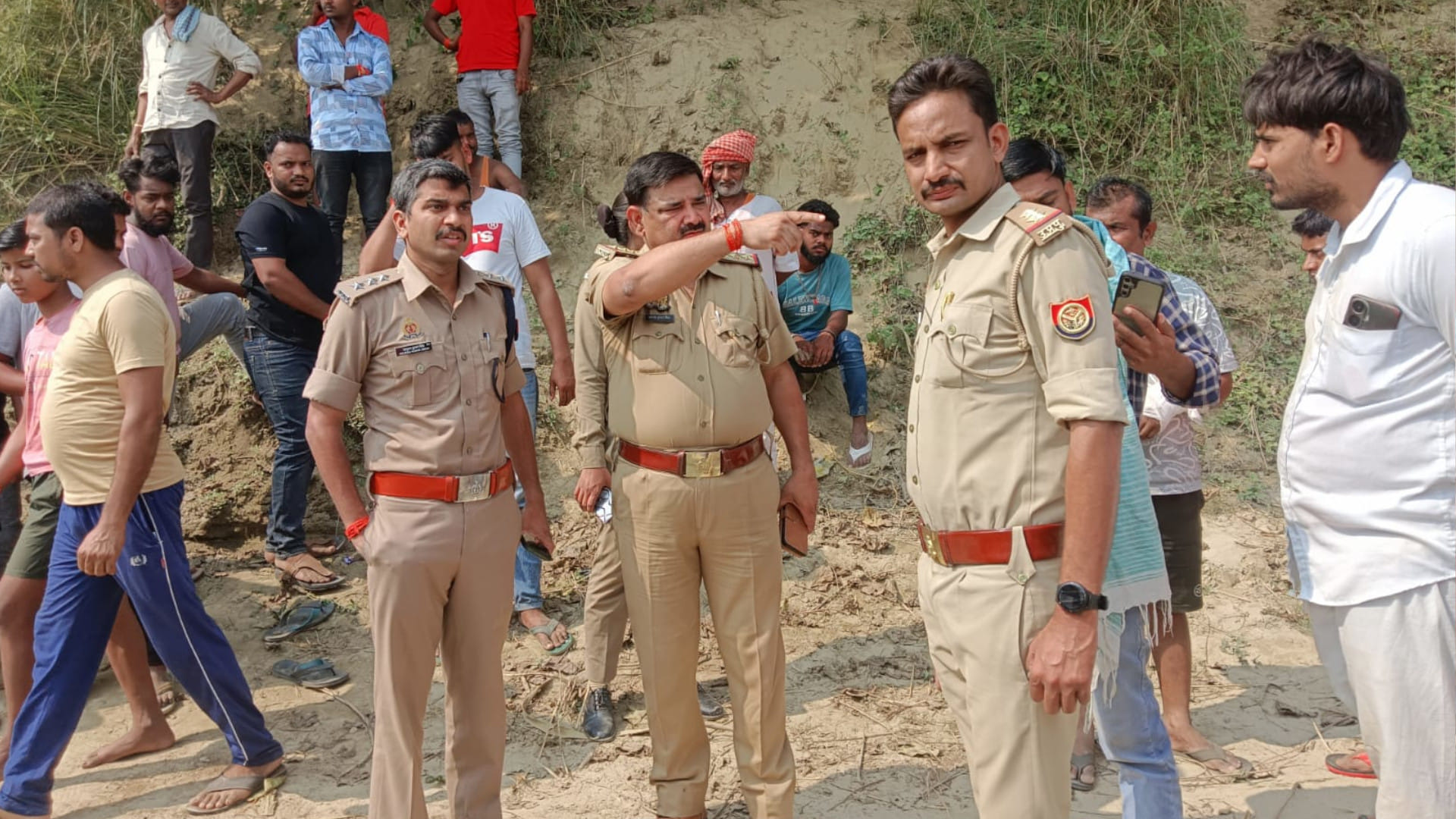 Boat full of passengers capsizes in Gorakhpur youth dies Five bikes also drowned