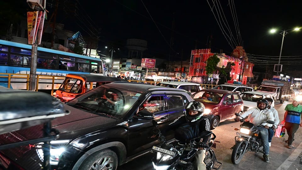 People are struggling with traffic jams from the mountains to the plains