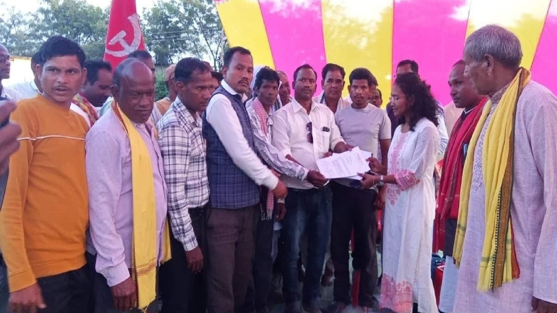 भटगांव में किसानों और आदिवासियों का धरना