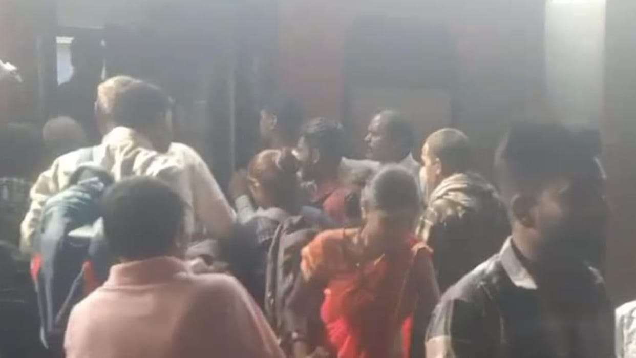 Jhansi: Passengers struggle for seats despite having confirmed tickets