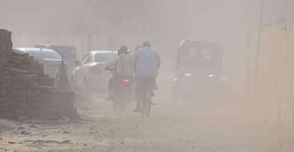 कंपनीबाग चौराहे से रावतपुर तिराहे जाने वाली रोड पर उड़ती धूल निकलते लोग 2