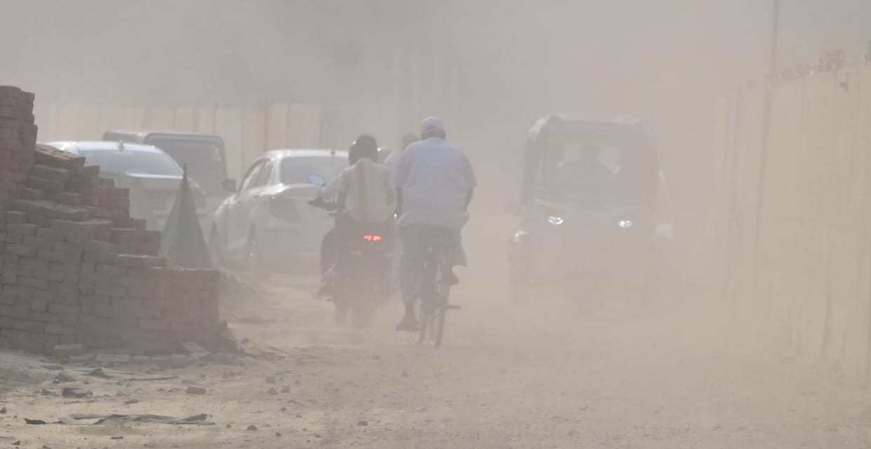 Kanpur Dug up roads flying dust and traffic jams cold and fever spread in homes these are the symptoms