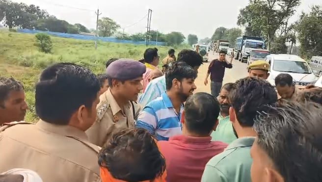 Kanpur speeding dumper hit a bike crushed woman to death  daughter and son in law injured highway jammed