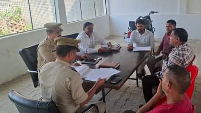 कोतवाली सहपऊ पर आए फरियादियों की शिकायतें सुनते नायब तहसीलदार व कोतवाली निरीक्षक