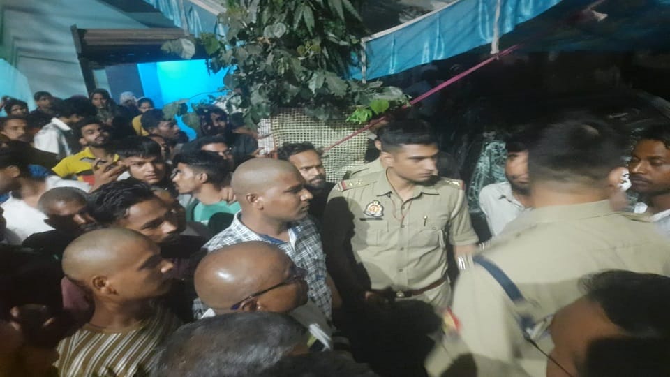 speeding car hit several people in agra, five killed