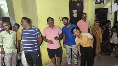 Cracks appear in a five-storey building in Chirag Delhi 10 families evacuated