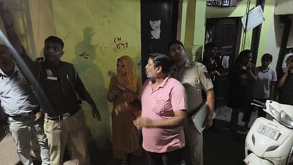 Cracks appear in a five-storey building in Chirag Delhi 10 families evacuated
