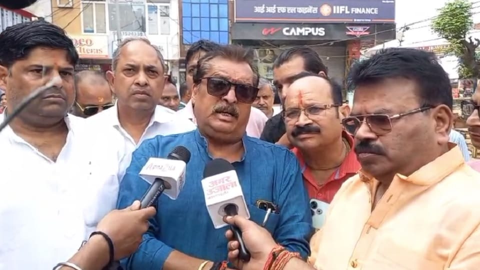 Meerut: सेंट्रल मार्केट में अवैध निर्माण पर चली जेसीबी, दुकानें टूटते देख बिलख पड़े व्यापारी, भारी फोर्स तैनात