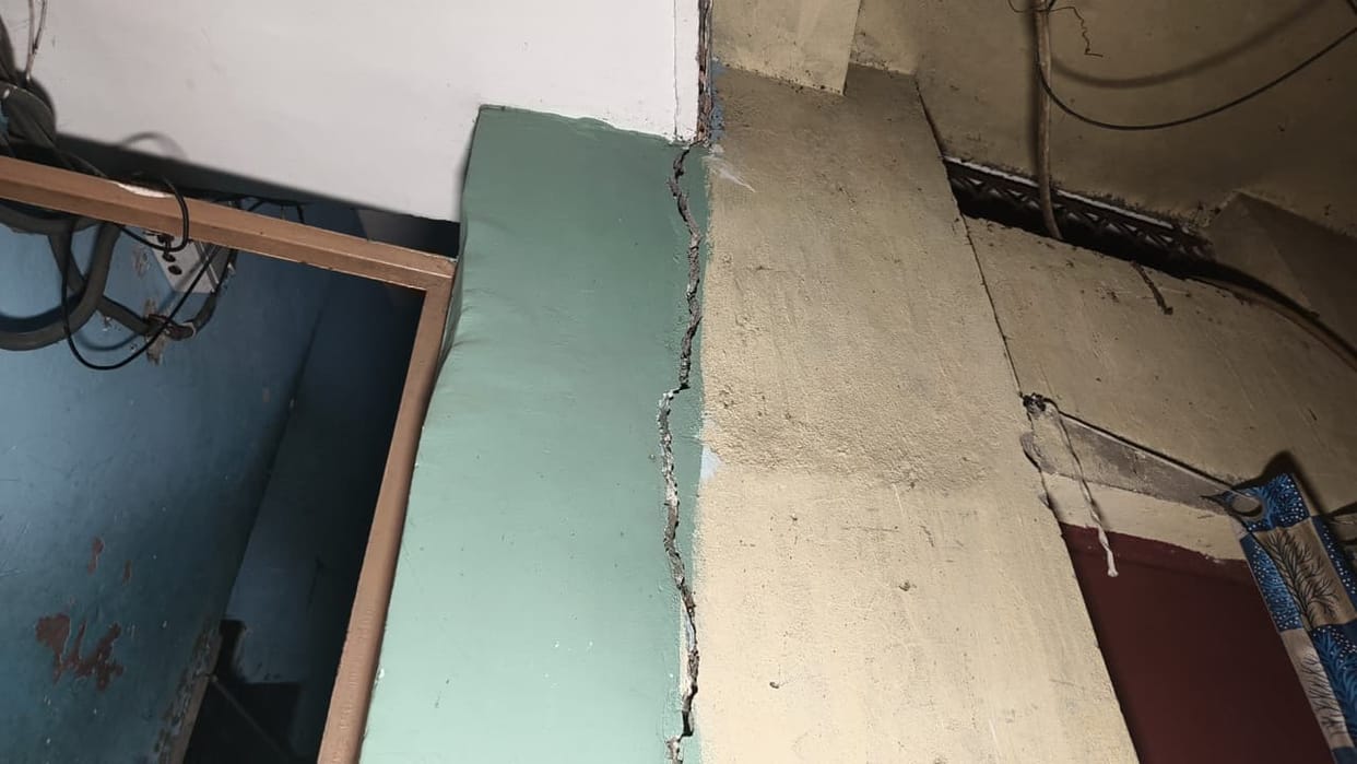 Cracks appear in a five-storey building in Chirag Delhi 10 families evacuated