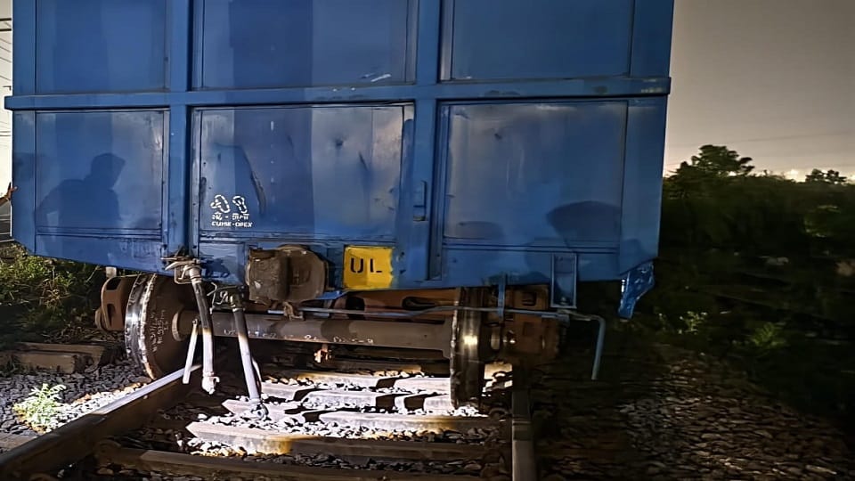 मालगाड़ी का एक डिब्बा पटरी से उतरा