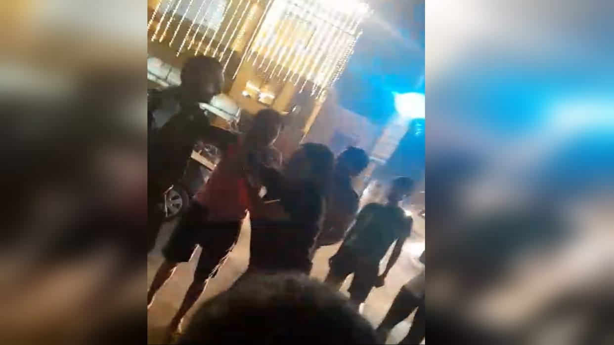 constable slapped a woman in public, smashed her mobile phone, causing a huge uproar.