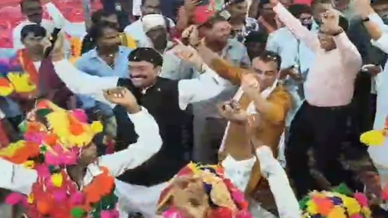 Damoh News: Minister Dances to Dholak Beats, Sings at Diwari Festival Celebration Kicking Off on Diwali