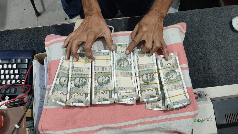 Youth held with six bundles of fake Rs 500 notes
