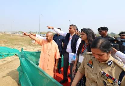 निरीक्षण करते सीएम योगी।