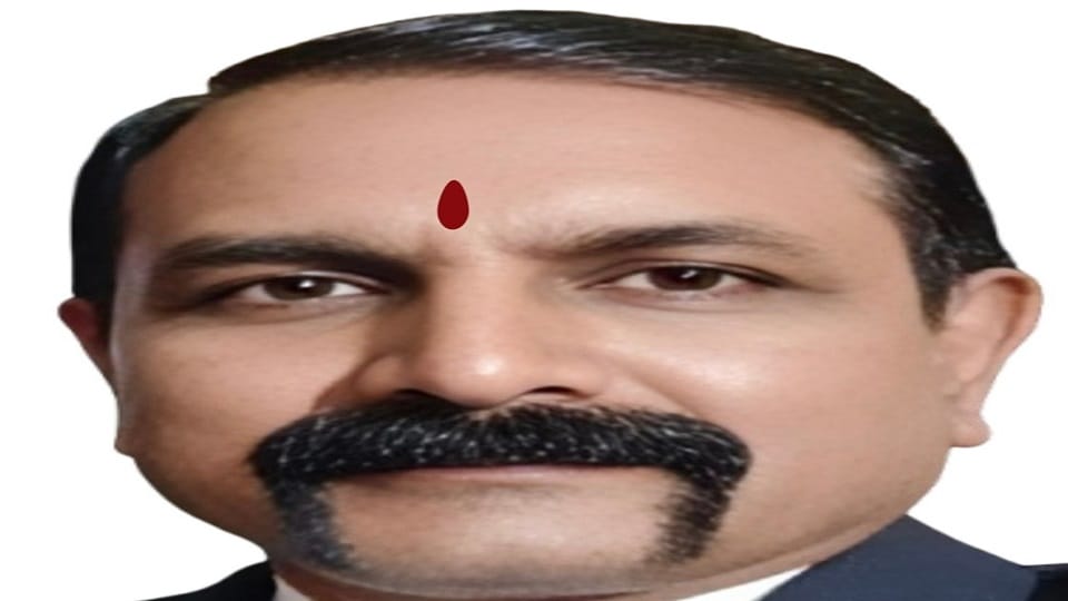 Principal Dr Ramesh Chandravanshi who has done PG in 13 subjects created history by breaking his own world rec