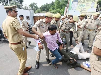 प्रदर्शन करते शिक्षक अभ्यर्थी।